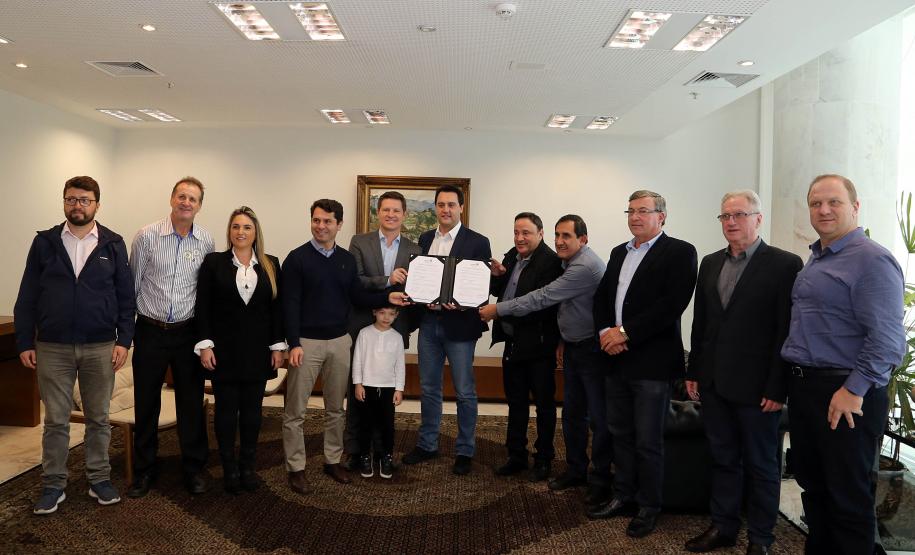 O governador Carlos Massa Ratinho Junior autorizou nesta segunda-feira (22) o repasse de R$ 4 milhões para o recape da Rua Marechal Deodoro da Fonseca, em União da Vitória, no Sul do Estado. A via é uma das mais importantes do município e atravessa quatro bairros, além de fazer a ligação da região Sul com o Sudoeste paranaense e também com Santa Catarina.Foto: Gilson Abreu /ANPr