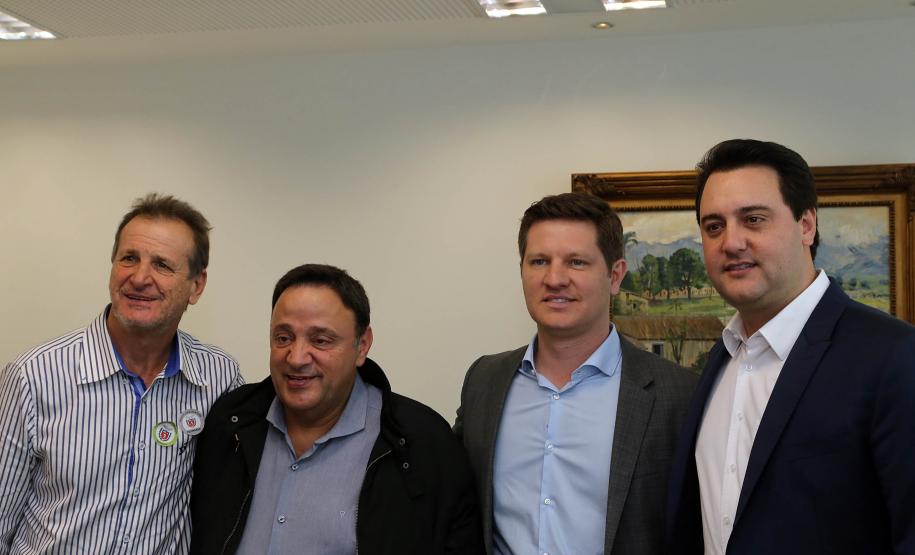 O governador Carlos Massa Ratinho Junior autorizou nesta segunda-feira (22) o repasse de R$ 4 milhões para o recape da Rua Marechal Deodoro da Fonseca, em União da Vitória, no Sul do Estado. A via é uma das mais importantes do município e atravessa quatro bairros, além de fazer a ligação da região Sul com o Sudoeste paranaense e também com Santa Catarina.Foto: Gilson Abreu /ANPr