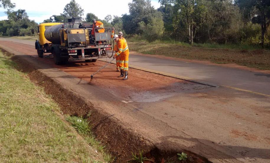 A PR-218, no trecho entre Planaltina do Paraná e Santa Isabel do Ivaí, ambas no noroeste, está passando por serviços de remendo superficial e profundo. Isso inclui a fresagem, que é a retirada da camada superior do pavimento, aplicação de emulsão asfáltica, e aplicação de concreto betuminoso usinado a quente (CBUQ) seguido pela compactação desse material, resultando em uma pista plana, sem deformações e sem buracos. Foto: Divulgação/DER