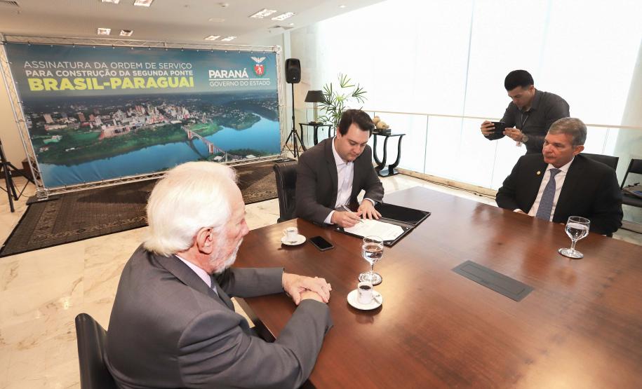 O governador Carlos Massa Ratinho Junior e o diretor-presidente da Itaipu, general Joaquim Silva e Luna, assinaram nesta quinta-feira (01), convênio para dar início à construção da segunda ponte ligando o Brasil ao Paraguai, em Foz do Iguaçu.Curitiba, 01-08-19.Foto: Arnaldo Alves / ANPr.