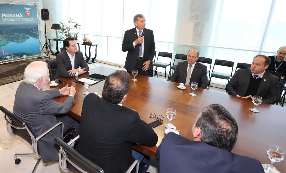 O governador Carlos Massa Ratinho Junior e o diretor-presidente da Itaipu, general Joaquim Silva e Luna, assinaram nesta quinta-feira (01), convênio para dar início à construção da segunda ponte ligando o Brasil ao Paraguai, em Foz do Iguaçu.Curitiba, 01-08-19.Foto: Arnaldo Alves / ANPr.