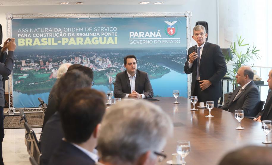 O governador Carlos Massa Ratinho Junior e o diretor-presidente da Itaipu, general Joaquim Silva e Luna, assinaram nesta quinta-feira (01), convênio para dar início à construção da segunda ponte ligando o Brasil ao Paraguai, em Foz do Iguaçu.Curitiba, 01-08-19.Foto: Arnaldo Alves / ANPr.