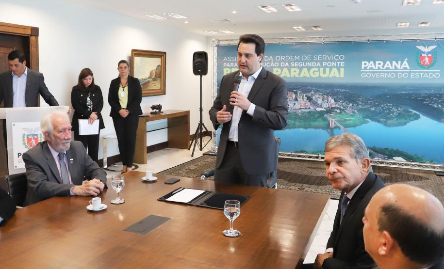 O governador Carlos Massa Ratinho Junior e o diretor-presidente da Itaipu, general Joaquim Silva e Luna, assinaram nesta quinta-feira (01), convênio para dar início à construção da segunda ponte ligando o Brasil ao Paraguai, em Foz do Iguaçu.Curitiba, 01-08-19.Foto: Arnaldo Alves / ANPr.
