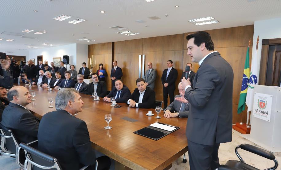 O governador Carlos Massa Ratinho Junior e o diretor-presidente da Itaipu, general Joaquim Silva e Luna, assinaram nesta quinta-feira (01), convênio para dar início à construção da segunda ponte ligando o Brasil ao Paraguai, em Foz do Iguaçu.Curitiba, 01-08-19.Foto: Arnaldo Alves / ANPr.