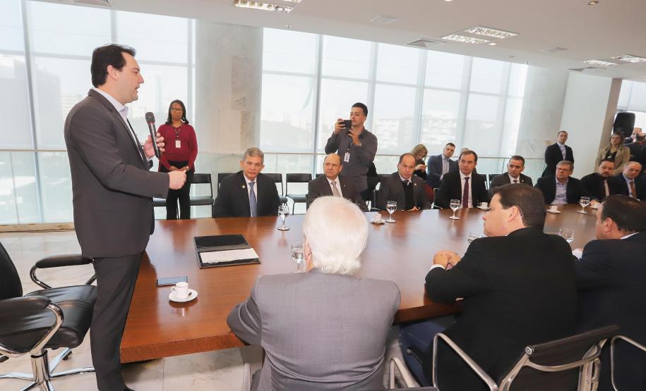 O governador Carlos Massa Ratinho Junior e o diretor-presidente da Itaipu, general Joaquim Silva e Luna, assinaram nesta quinta-feira (01), convênio para dar início à construção da segunda ponte ligando o Brasil ao Paraguai, em Foz do Iguaçu.Curitiba, 01-08-19.Foto: Arnaldo Alves / ANPr.