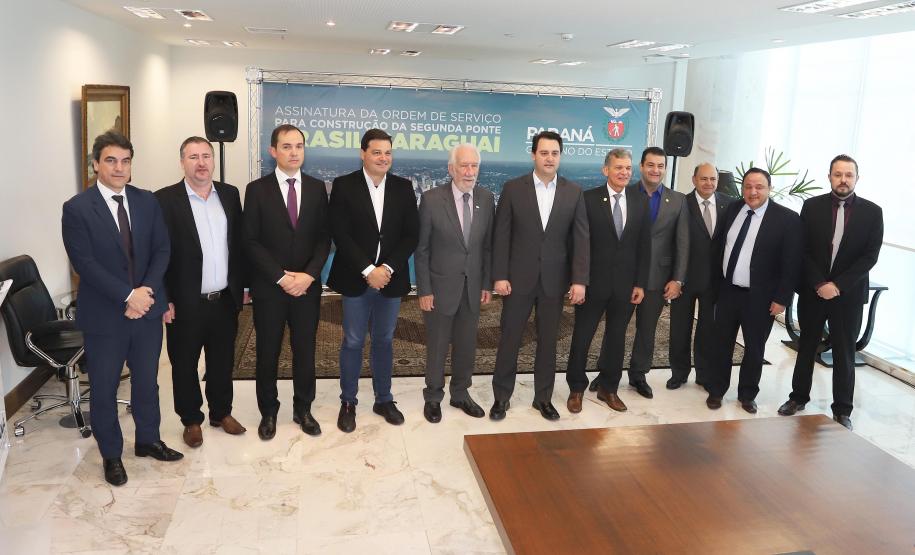 O governador Carlos Massa Ratinho Junior e o diretor-presidente da Itaipu, general Joaquim Silva e Luna, assinaram nesta quinta-feira (01), convênio para dar início à construção da segunda ponte ligando o Brasil ao Paraguai, em Foz do Iguaçu.Curitiba, 01-08-19.Foto: Arnaldo Alves / ANPr.