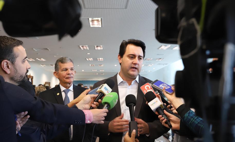 O governador Carlos Massa Ratinho Junior e o diretor-presidente da Itaipu, general Joaquim Silva e Luna, assinaram nesta quinta-feira (01), convênio para dar início à construção da segunda ponte ligando o Brasil ao Paraguai, em Foz do Iguaçu.Curitiba, 01-08-19.Foto: Arnaldo Alves / ANPr.
