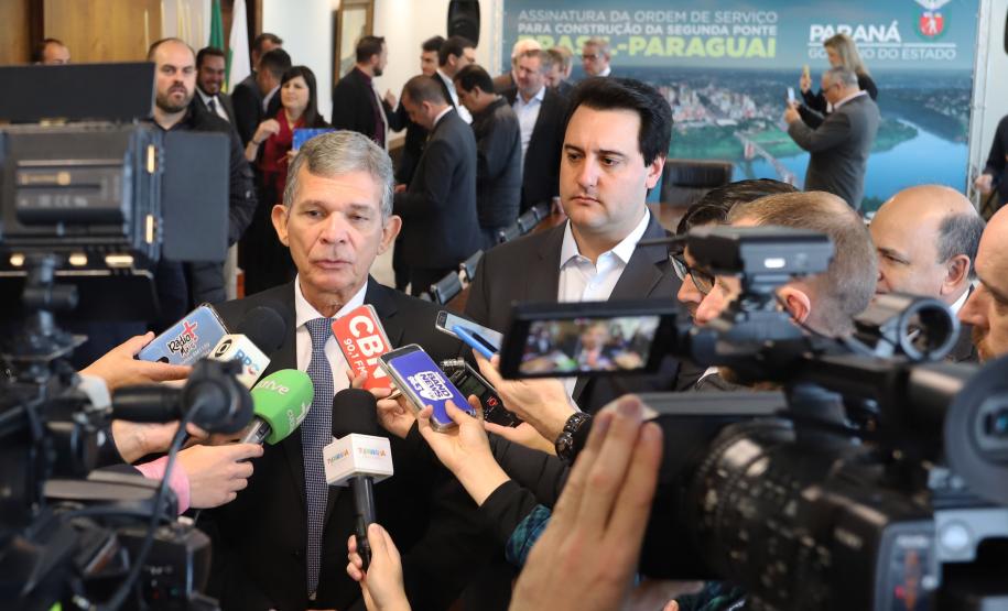 O governador Carlos Massa Ratinho Junior e o diretor-presidente da Itaipu, general Joaquim Silva e Luna, assinaram nesta quinta-feira (01), convênio para dar início à construção da segunda ponte ligando o Brasil ao Paraguai, em Foz do Iguaçu.Curitiba, 01-08-19.Foto: Arnaldo Alves / ANPr.