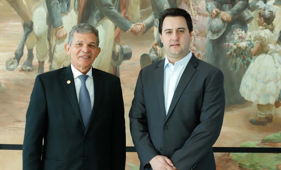 O governador Carlos Massa Ratinho Junior e o diretor-presidente da Itaipu, general Joaquim Silva e Luna, assinaram nesta quinta-feira (01), convênio para dar início à construção da segunda ponte ligando o Brasil ao Paraguai, em Foz do Iguaçu.