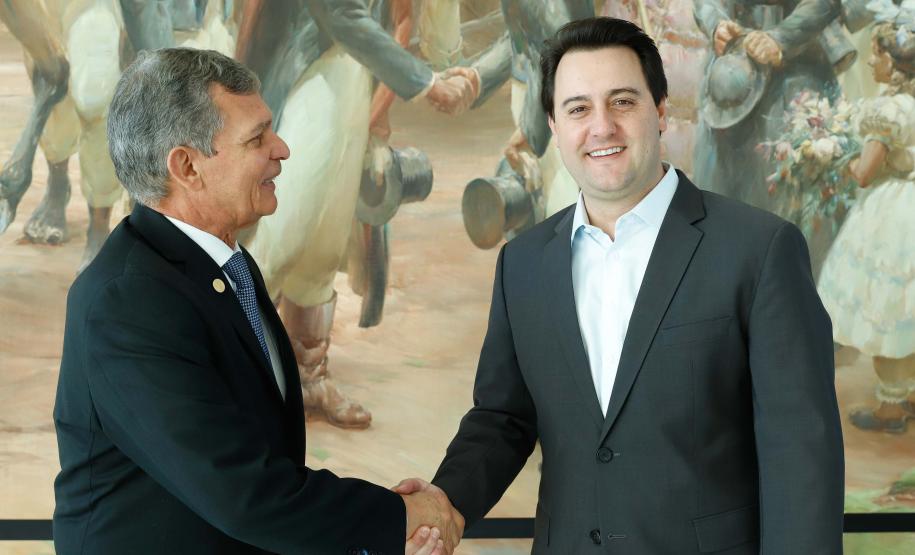 O governador Carlos Massa Ratinho Junior e o diretor-presidente da Itaipu, general Joaquim Silva e Luna, assinaram nesta quinta-feira (01), convênio para dar início à construção da segunda ponte ligando o Brasil ao Paraguai, em Foz do Iguaçu.