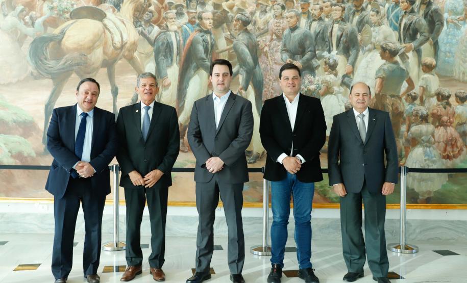 O governador Carlos Massa Ratinho Junior e o diretor-presidente da Itaipu, general Joaquim Silva e Luna, assinaram nesta quinta-feira (01), convênio para dar início à construção da segunda ponte ligando o Brasil ao Paraguai, em Foz do Iguaçu.