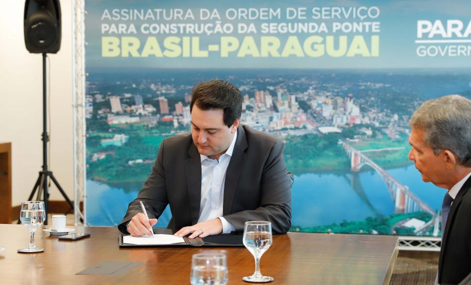 O governador Carlos Massa Ratinho Junior e o diretor-presidente da Itaipu, general Joaquim Silva e Luna, assinaram nesta quinta-feira (01), convênio para dar início à construção da segunda ponte ligando o Brasil ao Paraguai, em Foz do Iguaçu.