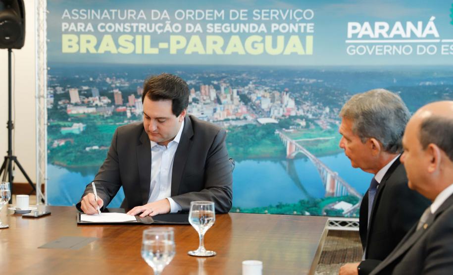 O governador Carlos Massa Ratinho Junior e o diretor-presidente da Itaipu, general Joaquim Silva e Luna, assinaram nesta quinta-feira (01), convênio para dar início à construção da segunda ponte ligando o Brasil ao Paraguai, em Foz do Iguaçu.
