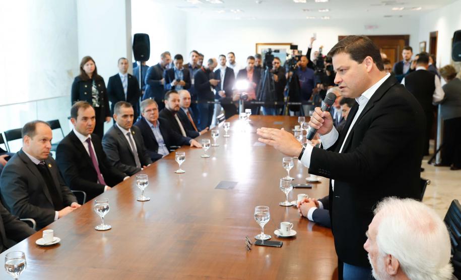 O governador Carlos Massa Ratinho Junior e o diretor-presidente da Itaipu, general Joaquim Silva e Luna, assinaram nesta quinta-feira (01), convênio para dar início à construção da segunda ponte ligando o Brasil ao Paraguai, em Foz do Iguaçu.