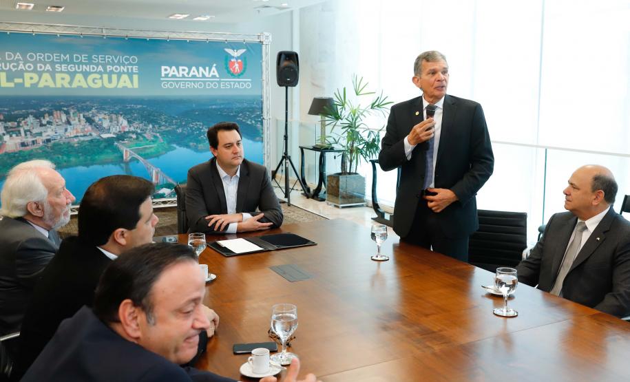 O governador Carlos Massa Ratinho Junior e o diretor-presidente da Itaipu, general Joaquim Silva e Luna, assinaram nesta quinta-feira (01), convênio para dar início à construção da segunda ponte ligando o Brasil ao Paraguai, em Foz do Iguaçu.