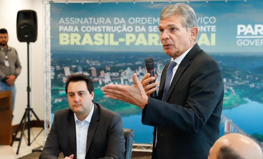 O governador Carlos Massa Ratinho Junior e o diretor-presidente da Itaipu, general Joaquim Silva e Luna, assinaram nesta quinta-feira (01), convênio para dar início à construção da segunda ponte ligando o Brasil ao Paraguai, em Foz do Iguaçu.