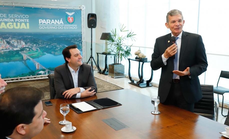 O governador Carlos Massa Ratinho Junior e o diretor-presidente da Itaipu, general Joaquim Silva e Luna, assinaram nesta quinta-feira (01), convênio para dar início à construção da segunda ponte ligando o Brasil ao Paraguai, em Foz do Iguaçu.