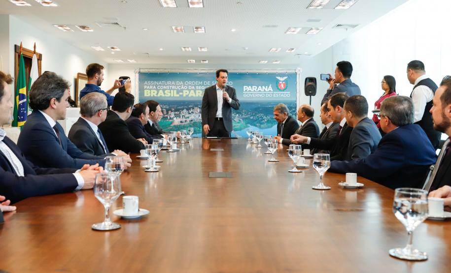 O governador Carlos Massa Ratinho Junior e o diretor-presidente da Itaipu, general Joaquim Silva e Luna, assinaram nesta quinta-feira (01), convênio para dar início à construção da segunda ponte ligando o Brasil ao Paraguai, em Foz do Iguaçu.