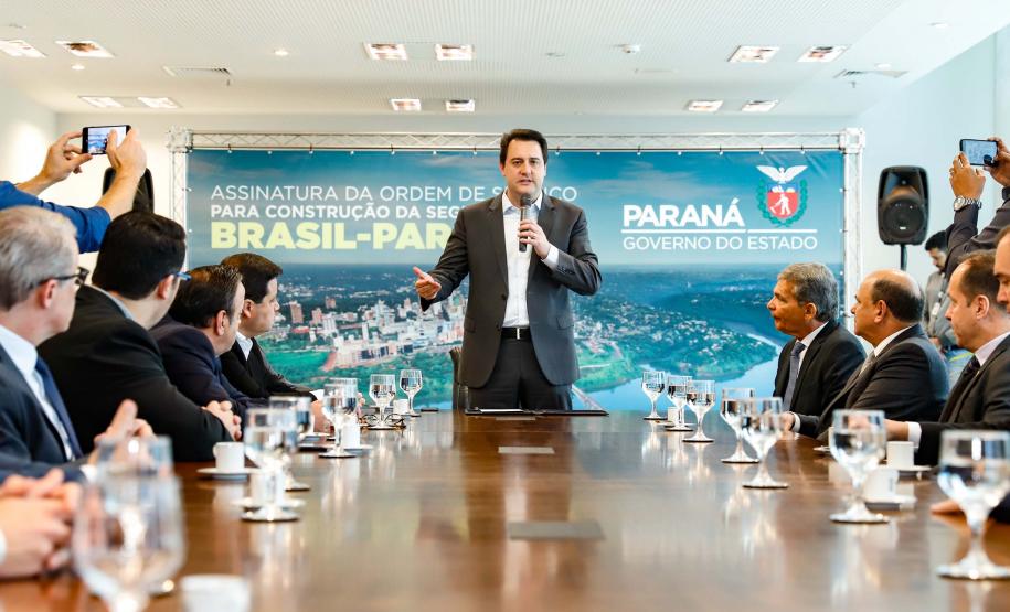O governador Carlos Massa Ratinho Junior e o diretor-presidente da Itaipu, general Joaquim Silva e Luna, assinaram nesta quinta-feira (01), convênio para dar início à construção da segunda ponte ligando o Brasil ao Paraguai, em Foz do Iguaçu.