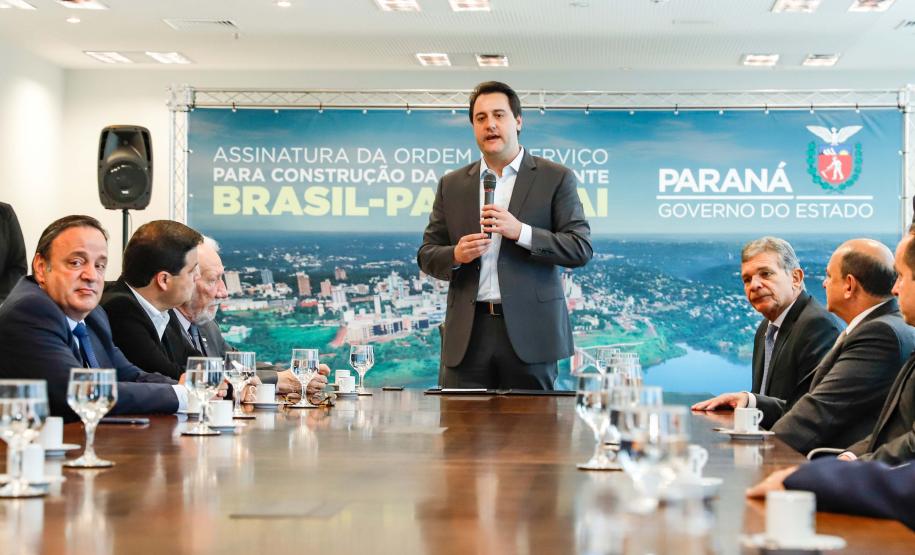 O governador Carlos Massa Ratinho Junior e o diretor-presidente da Itaipu, general Joaquim Silva e Luna, assinaram nesta quinta-feira (01), convênio para dar início à construção da segunda ponte ligando o Brasil ao Paraguai, em Foz do Iguaçu.
