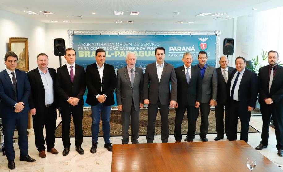 O governador Carlos Massa Ratinho Junior e o diretor-presidente da Itaipu, general Joaquim Silva e Luna, assinaram nesta quinta-feira (01), convênio para dar início à construção da segunda ponte ligando o Brasil ao Paraguai, em Foz do Iguaçu.