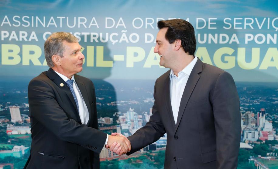 O governador Carlos Massa Ratinho Junior e o diretor-presidente da Itaipu, general Joaquim Silva e Luna, assinaram nesta quinta-feira (01), convênio para dar início à construção da segunda ponte ligando o Brasil ao Paraguai, em Foz do Iguaçu.