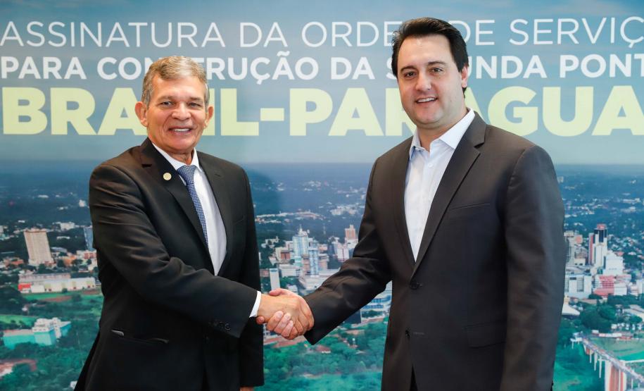 O governador Carlos Massa Ratinho Junior e o diretor-presidente da Itaipu, general Joaquim Silva e Luna, assinaram nesta quinta-feira (01), convênio para dar início à construção da segunda ponte ligando o Brasil ao Paraguai, em Foz do Iguaçu.