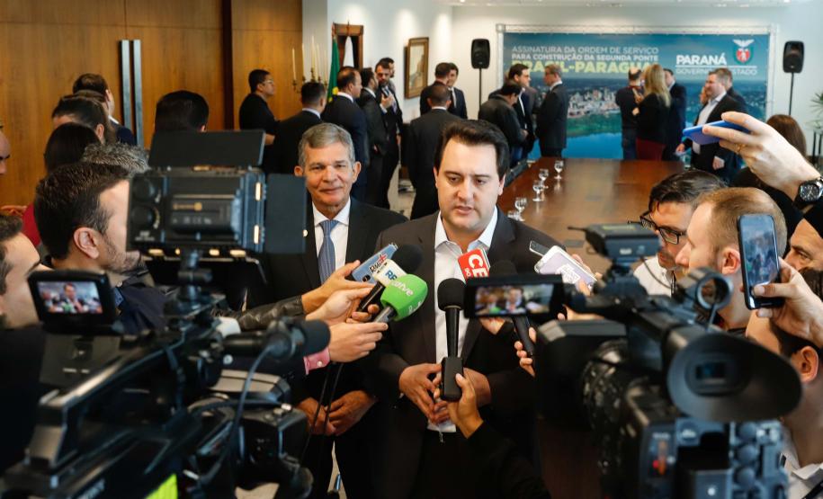 O governador Carlos Massa Ratinho Junior e o diretor-presidente da Itaipu, general Joaquim Silva e Luna, assinaram nesta quinta-feira (01), convênio para dar início à construção da segunda ponte ligando o Brasil ao Paraguai, em Foz do Iguaçu.