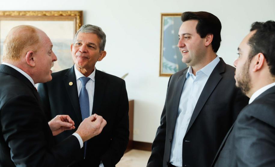 O governador Carlos Massa Ratinho Junior e o diretor-presidente da Itaipu, general Joaquim Silva e Luna, assinaram nesta quinta-feira (01), convênio para dar início à construção da segunda ponte ligando o Brasil ao Paraguai, em Foz do Iguaçu.