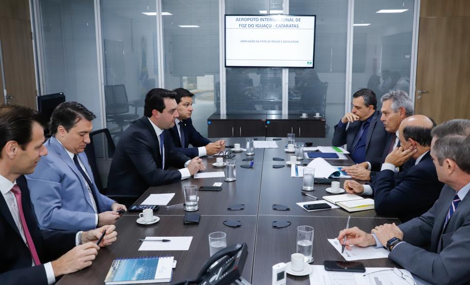 O governador Carlos Massa Ratinho Junior e o secretário nacional de Aviação Civil, Ronei Glanzmann, anunciaram nesta terça-feira (6), em Brasília, que a ampliação da pista do Aeroporto Internacional de Foz do Iguaçu (Cataratas) será feita antes da concessão para a iniciativa privada.