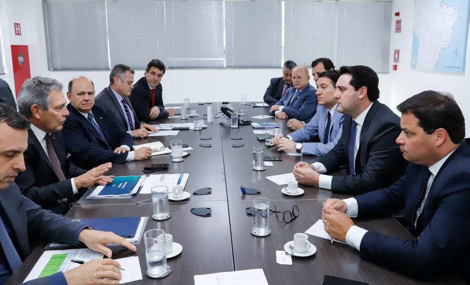 O governador Carlos Massa Ratinho Junior e o secretário nacional de Aviação Civil, Ronei Glanzmann, anunciaram nesta terça-feira (6), em Brasília, que a ampliação da pista do Aeroporto Internacional de Foz do Iguaçu (Cataratas) será feita antes da concessão para a iniciativa privada.