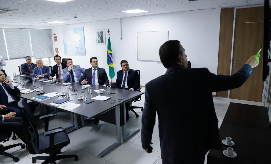O governador Carlos Massa Ratinho Junior e o secretário nacional de Aviação Civil, Ronei Glanzmann, anunciaram nesta terça-feira (6), em Brasília, que a ampliação da pista do Aeroporto Internacional de Foz do Iguaçu (Cataratas) será feita antes da concessão para a iniciativa privada.
