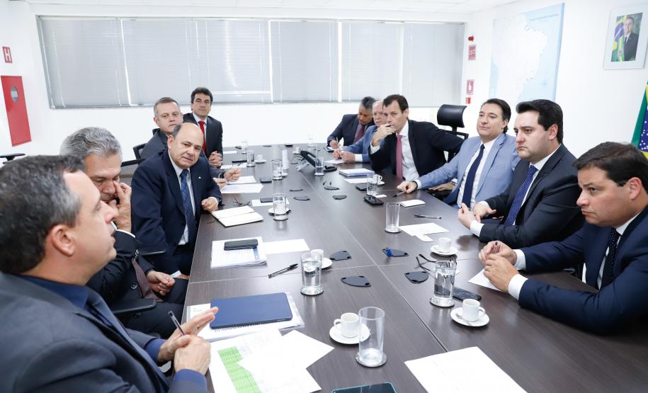 O governador Carlos Massa Ratinho Junior e o secretário nacional de Aviação Civil, Ronei Glanzmann, anunciaram nesta terça-feira (6), em Brasília, que a ampliação da pista do Aeroporto Internacional de Foz do Iguaçu (Cataratas) será feita antes da concessão para a iniciativa privada.