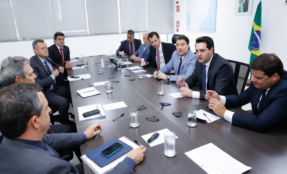 O governador Carlos Massa Ratinho Junior e o secretário nacional de Aviação Civil, Ronei Glanzmann, anunciaram nesta terça-feira (6), em Brasília, que a ampliação da pista do Aeroporto Internacional de Foz do Iguaçu (Cataratas) será feita antes da concessão para a iniciativa privada.