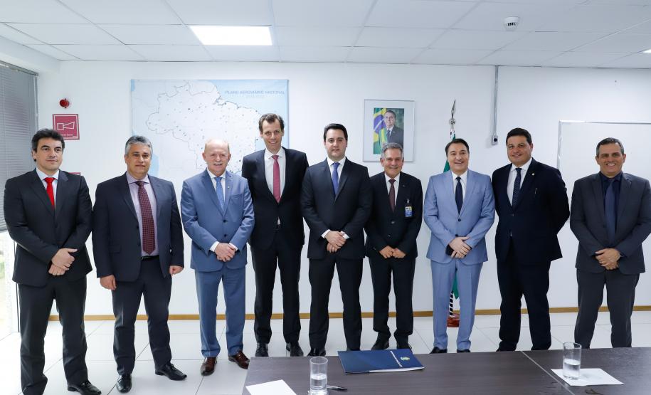 O governador Carlos Massa Ratinho Junior e o secretário nacional de Aviação Civil, Ronei Glanzmann, anunciaram nesta terça-feira (6), em Brasília, que a ampliação da pista do Aeroporto Internacional de Foz do Iguaçu (Cataratas) será feita antes da concessão para a iniciativa privada.