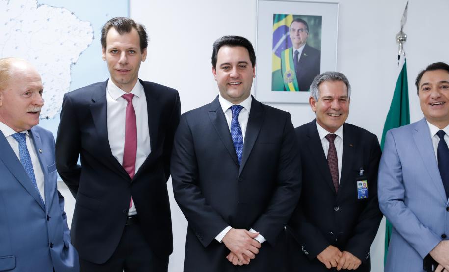 O governador Carlos Massa Ratinho Junior e o secretário nacional de Aviação Civil, Ronei Glanzmann, anunciaram nesta terça-feira (6), em Brasília, que a ampliação da pista do Aeroporto Internacional de Foz do Iguaçu (Cataratas) será feita antes da concessão para a iniciativa privada.