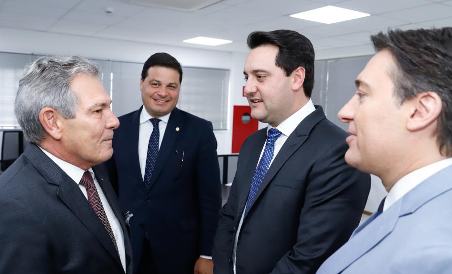 O governador Carlos Massa Ratinho Junior e o secretário nacional de Aviação Civil, Ronei Glanzmann, anunciaram nesta terça-feira (6), em Brasília, que a ampliação da pista do Aeroporto Internacional de Foz do Iguaçu (Cataratas) será feita antes da concessão para a iniciativa privada.