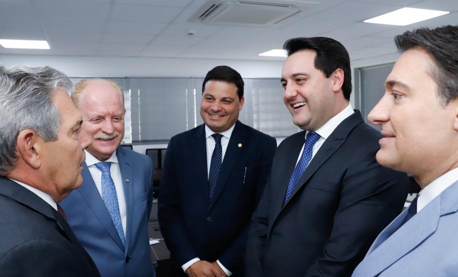 O governador Carlos Massa Ratinho Junior e o secretário nacional de Aviação Civil, Ronei Glanzmann, anunciaram nesta terça-feira (6), em Brasília, que a ampliação da pista do Aeroporto Internacional de Foz do Iguaçu (Cataratas) será feita antes da concessão para a iniciativa privada.