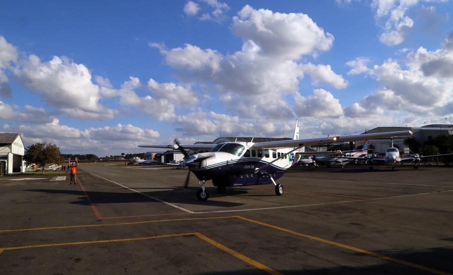 O Paraná passa a ter a maior malha aeroviária do País com o início nesta quarta-feira (07) do programa Voe Paraná. O novo pacote aéreo regional foi lançado pelo governador Carlos Massa Ratinho Junior no Aeroporto do Bacacheri, em Curitiba, e vai atender 12 cidades, de todas as regiões do Estado.Foto Gilson Abreu AENPr