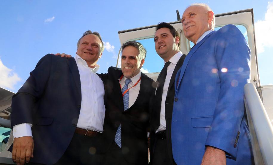 O Paraná passa a ter a maior malha aeroviária do País com o início nesta quarta-feira (07) do programa Voe Paraná. O novo pacote aéreo regional foi lançado pelo governador Carlos Massa Ratinho Junior no Aeroporto do Bacacheri, em Curitiba, e vai atender 12 cidades, de todas as regiões do Estado.Foto Gilson Abreu AENPr