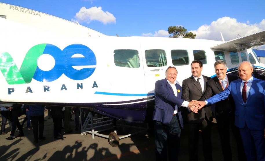 O Paraná passa a ter a maior malha aeroviária do País com o início nesta quarta-feira (07) do programa Voe Paraná. O novo pacote aéreo regional foi lançado pelo governador Carlos Massa Ratinho Junior no Aeroporto do Bacacheri, em Curitiba, e vai atender 12 cidades, de todas as regiões do Estado.Foto Gilson Abreu AENPr