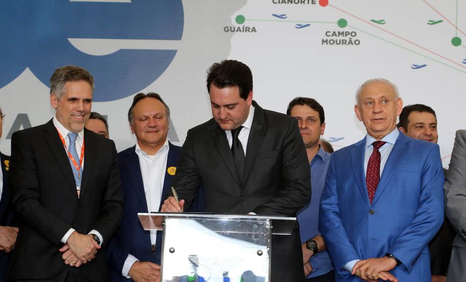 O Paraná passa a ter a maior malha aeroviária do País com o início nesta quarta-feira (07) do programa Voe Paraná. O novo pacote aéreo regional foi lançado pelo governador Carlos Massa Ratinho Junior no Aeroporto do Bacacheri, em Curitiba, e vai atender 12 cidades, de todas as regiões do Estado.Foto Gilson Abreu AENPr