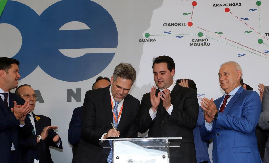 O Paraná passa a ter a maior malha aeroviária do País com o início nesta quarta-feira (07) do programa Voe Paraná. O novo pacote aéreo regional foi lançado pelo governador Carlos Massa Ratinho Junior no Aeroporto do Bacacheri, em Curitiba, e vai atender 12 cidades, de todas as regiões do Estado.Foto Gilson Abreu AENPr