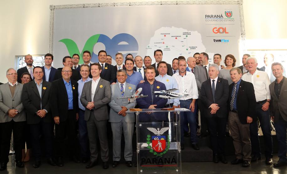 O Paraná passa a ter a maior malha aeroviária do País com o início nesta quarta-feira (07) do programa Voe Paraná. O novo pacote aéreo regional foi lançado pelo governador Carlos Massa Ratinho Junior no Aeroporto do Bacacheri, em Curitiba, e vai atender 12 cidades, de todas as regiões do Estado.Foto Gilson Abreu AENPr