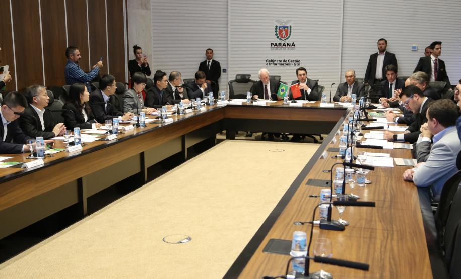 O governador Carlos Massa Ratinho Junior e técnicos da Secretaria de Infraestrutura e Logística apresentaram nesta quarta-feira (7) ao grupo China Merchants projetos ferroviários de curto, médio e longo prazos no Paraná