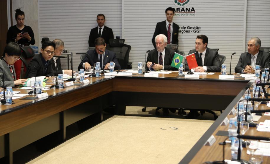 O governador Carlos Massa Ratinho Junior e técnicos da Secretaria de Infraestrutura e Logística apresentaram nesta quarta-feira (7) ao grupo China Merchants projetos ferroviários de curto, médio e longo prazos no Paraná
