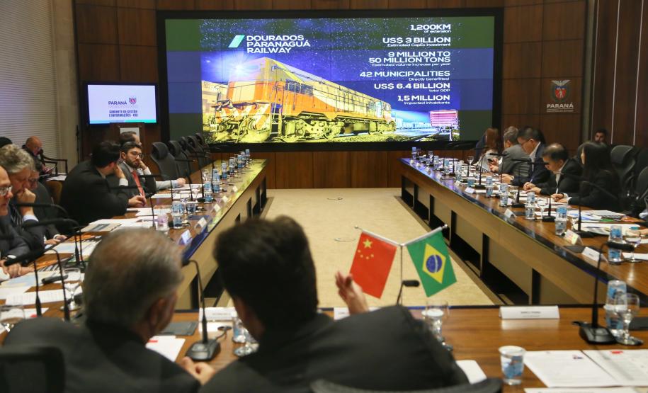 O governador Carlos Massa Ratinho Junior e técnicos da Secretaria de Infraestrutura e Logística apresentaram nesta quarta-feira (7) ao grupo China Merchants projetos ferroviários de curto, médio e longo prazos no Paraná