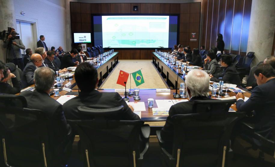 O governador Carlos Massa Ratinho Junior e técnicos da Secretaria de Infraestrutura e Logística apresentaram nesta quarta-feira (7) ao grupo China Merchants projetos ferroviários de curto, médio e longo prazos no Paraná