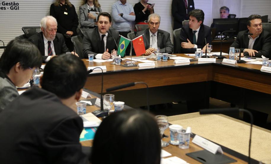 O governador Carlos Massa Ratinho Junior e técnicos da Secretaria de Infraestrutura e Logística apresentaram nesta quarta-feira (7) ao grupo China Merchants projetos ferroviários de curto, médio e longo prazos no Paraná