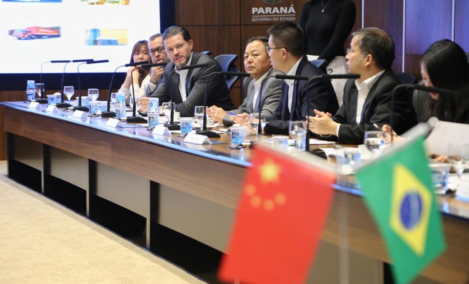 O governador Carlos Massa Ratinho Junior e técnicos da Secretaria de Infraestrutura e Logística apresentaram nesta quarta-feira (7) ao grupo China Merchants projetos ferroviários de curto, médio e longo prazos no Paraná